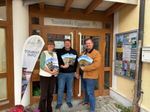 Eggstätts Bürgermeister Christoph Kraus (Mitte), Zweiter Bürgermeister Stefan Meier (rechts) und TI-Leitung Julia Kraus (links) freuen sich über das neue Druckwerk.