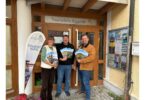 Eggstätts Bürgermeister Christoph Kraus (Mitte), Zweiter Bürgermeister Stefan Meier (rechts) und TI-Leitung Julia Kraus (links) freuen sich über das neue Druckwerk.