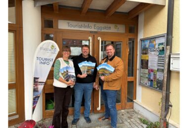 Eggstätts Bürgermeister Christoph Kraus (Mitte), Zweiter Bürgermeister Stefan Meier (rechts) und TI-Leitung Julia Kraus (links) freuen sich über das neue Druckwerk.