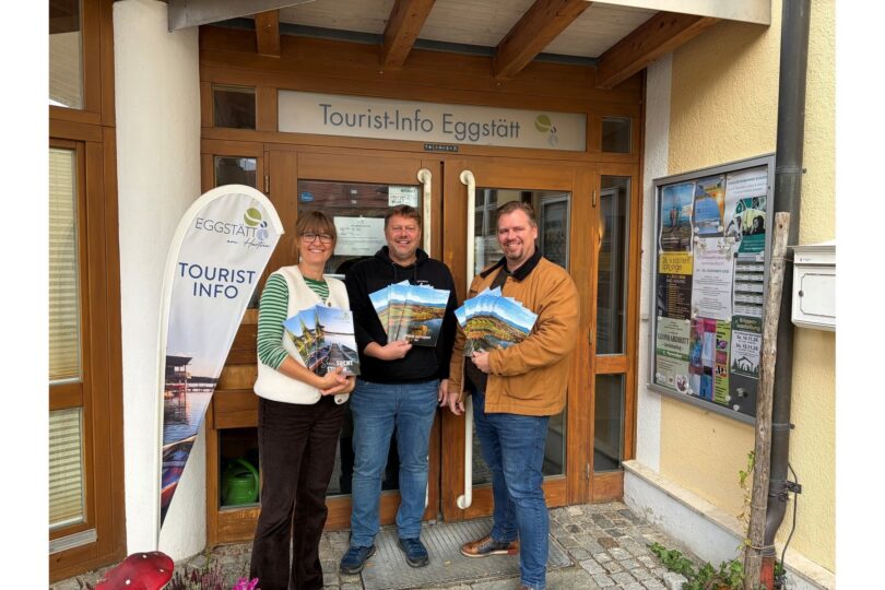 Eggstätts Bürgermeister Christoph Kraus (Mitte), Zweiter Bürgermeister Stefan Meier (rechts) und TI-Leitung Julia Kraus (links) freuen sich über das neue Druckwerk.