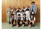 Sieger Kindergruppen 1: Emmering II mit Pokal und Urkunde