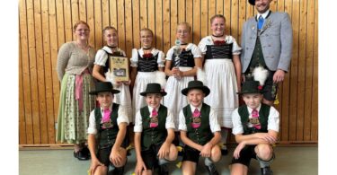 Sieger Kindergruppen 1: Emmering II mit Pokal und Urkunde