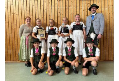 Sieger Kindergruppen 1: Emmering II mit Pokal und Urkunde