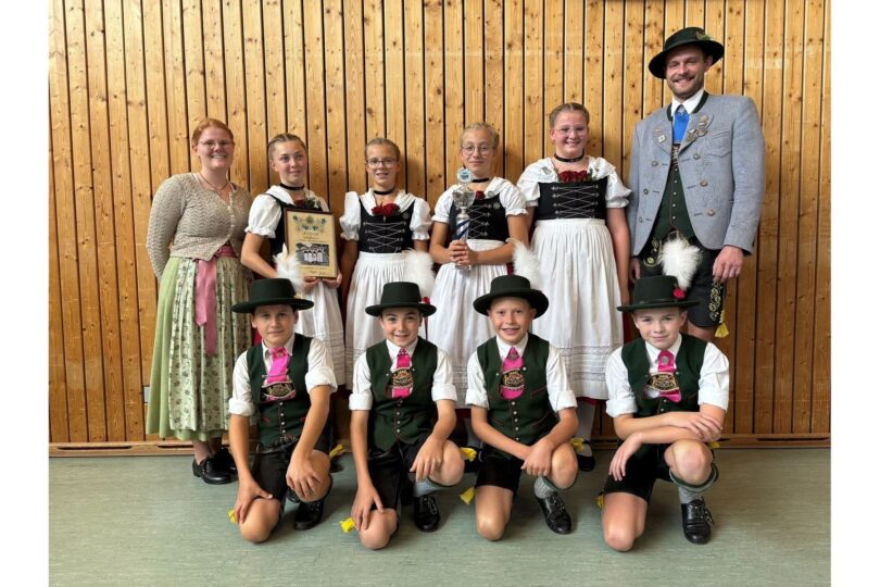 Sieger Kindergruppen 1: Emmering II mit Pokal und Urkunde