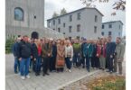 Über 50 Teilnehmer aus Salzburg und Bayern vor den Forschungshäusern im B&O Forschungsquartier.