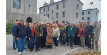 Über 50 Teilnehmer aus Salzburg und Bayern vor den Forschungshäusern im B&O Forschungsquartier.