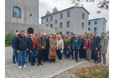 Über 50 Teilnehmer aus Salzburg und Bayern vor den Forschungshäusern im B&O Forschungsquartier.