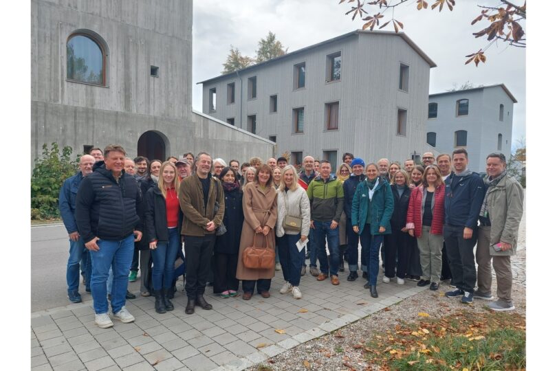 Über 50 Teilnehmer aus Salzburg und Bayern vor den Forschungshäusern im B&O Forschungsquartier.