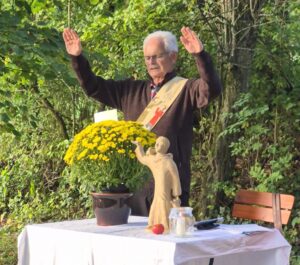 Diakon Sepp Stürzer spendet den franziskanischen Segen