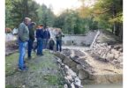Franz Rasp vom Wasserwirtschaftsamt Traunstein erläutert die abgeschlossenen Hochwasserschutzmaßnahmen am Schlierbach.