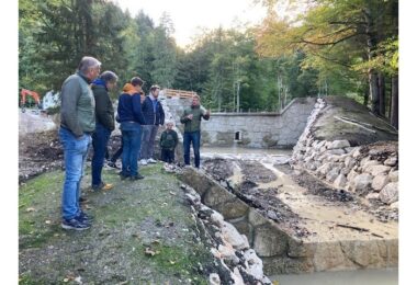 Franz Rasp vom Wasserwirtschaftsamt Traunstein erläutert die abgeschlossenen Hochwasserschutzmaßnahmen am Schlierbach.