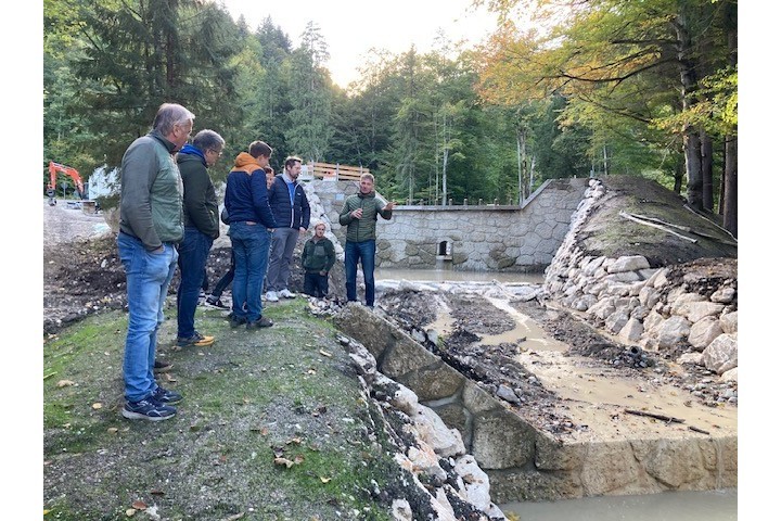 Franz Rasp vom Wasserwirtschaftsamt Traunstein erläutert die abgeschlossenen Hochwasserschutzmaßnahmen am Schlierbach.