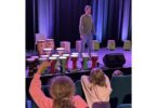 Trommelworkshop mit Flo Dauner: Kinder probieren Djemben und Cajons aus.