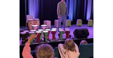 Trommelworkshop mit Flo Dauner: Kinder probieren Djemben und Cajons aus.