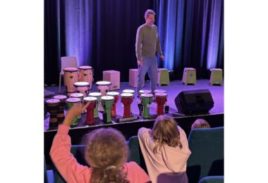 Trommelworkshop mit Flo Dauner: Kinder probieren Djemben und Cajons aus.
