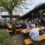 Gäste auf Bierbänken vor dem Hilgerhof