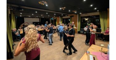 Tanzende Gäste im Saal Kristl des Gasthofs Höhensteiger