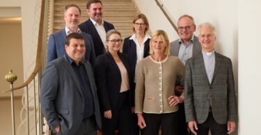 Gruppenbild aller Gesellschafterinnen und Gesellschafter nach der notariellen Beurkundung im Erzbischöflichen Ordinariat München.