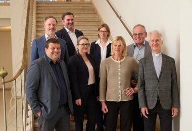 Gruppenbild aller Gesellschafterinnen und Gesellschafter nach der notariellen Beurkundung im Erzbischöflichen Ordinariat München.