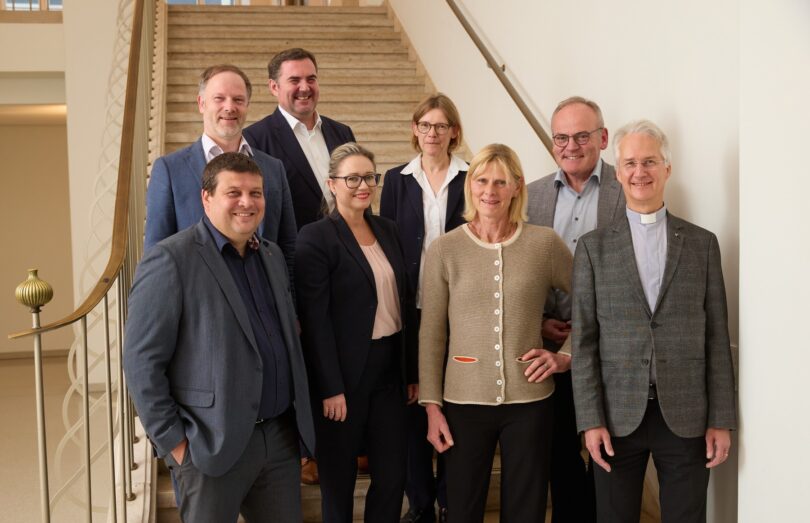 Gruppenbild aller Gesellschafterinnen und Gesellschafter nach der notariellen Beurkundung im Erzbischöflichen Ordinariat München.
