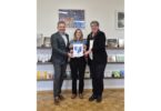 Bürgermeister Matthias Schlechter, Schulleiterin Irmi Schneider und Büchereileiterin Anja Schaub freuten sich über die Auszeichnung mit dem bayerischen Gütesiegel „Bibliotheken – Partner der Schulen“.