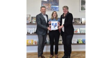 Bürgermeister Matthias Schlechter, Schulleiterin Irmi Schneider und Büchereileiterin Anja Schaub freuten sich über die Auszeichnung mit dem bayerischen Gütesiegel „Bibliotheken – Partner der Schulen“.