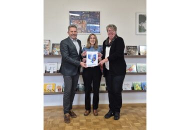 Bürgermeister Matthias Schlechter, Schulleiterin Irmi Schneider und Büchereileiterin Anja Schaub freuten sich über die Auszeichnung mit dem bayerischen Gütesiegel „Bibliotheken – Partner der Schulen“.