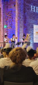 Bläserensemble in Tracht während des musikalischen Programms.