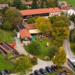 Luftaufnahme des Hilgerhofs mit dem Festbetrieb im Garten