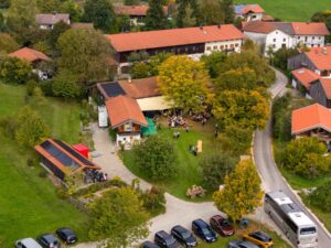 Luftaufnahme des Hilgerhofs mit dem Festbetrieb im Garten