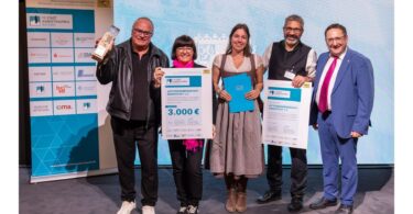 Ein Sonderpreis für den Innenstadt Freitag: Koordinator André Liebe, Michaela Nelhiebel aus Garmisch, Eva und Peter Wiesendanger aus Murnau sowie Staatssekretär Tobias Gotthard (von links)