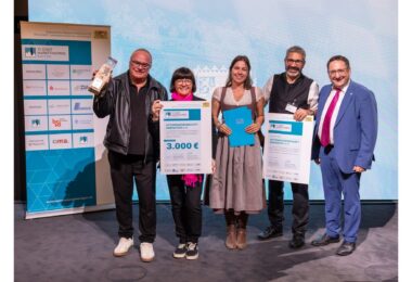 Ein Sonderpreis für den Innenstadt Freitag: Koordinator André Liebe, Michaela Nelhiebel aus Garmisch, Eva und Peter Wiesendanger aus Murnau sowie Staatssekretär Tobias Gotthard (von links)