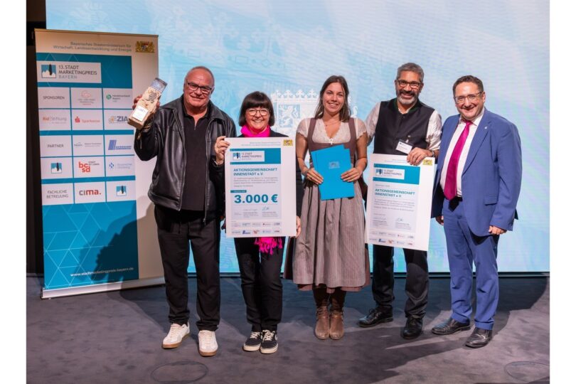 Ein Sonderpreis für den Innenstadt Freitag: Koordinator André Liebe, Michaela Nelhiebel aus Garmisch, Eva und Peter Wiesendanger aus Murnau sowie Staatssekretär Tobias Gotthard (von links)