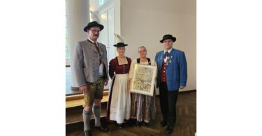 Auszeichnung für Alexandra Hirsch (zweite von rechts) mit Markus Hochlahner (rechts) sowie den Gaujugendleitern Florian Hermansdorfer und Antonia Jais