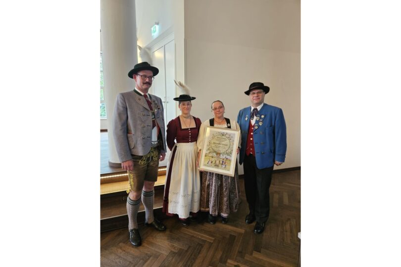 Auszeichnung für Alexandra Hirsch (zweite von rechts) mit Markus Hochlahner (rechts) sowie den Gaujugendleitern Florian Hermansdorfer und Antonia Jais
