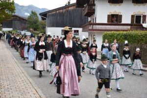 Einzug der Trachtler in die Kirche