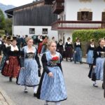 Trachtlerinnen und Trachtler beim Einzug in die Kirche