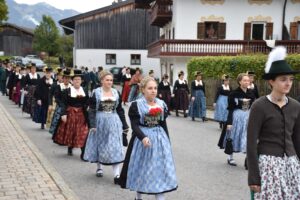 Trachtlerinnen und Trachtler beim Einzug in die Kirche