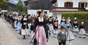 Einzug der Trachtler in die Kirche