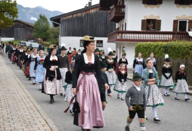 Einzug der Trachtler in die Kirche