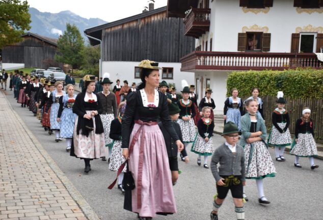 Einzug der Trachtler in die Kirche