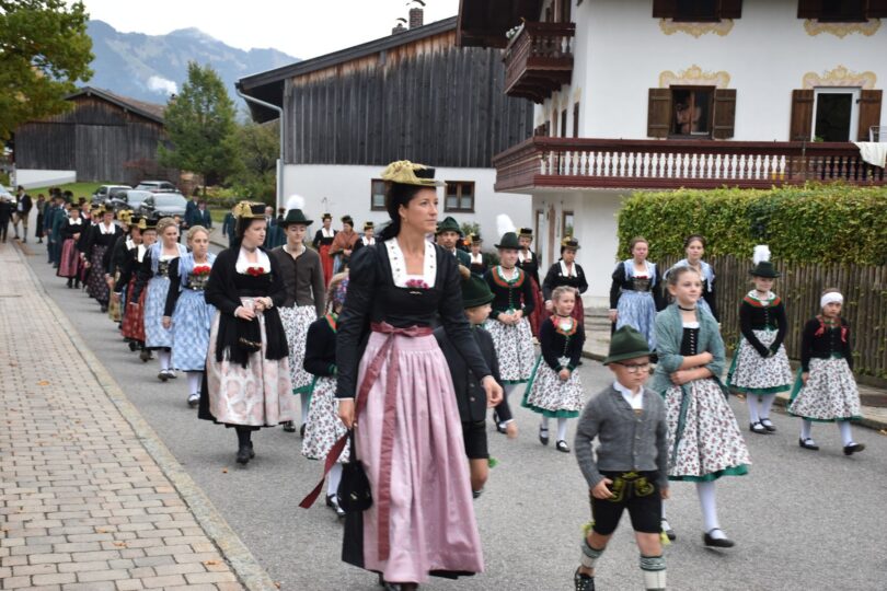 Einzug der Trachtler in die Kirche
