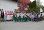 Jugendliche in Tracht beim Jugendhoagart in Bertoldshofen.