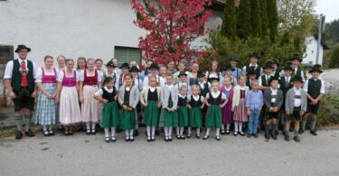 Jugendliche in Tracht beim Jugendhoagart in Bertoldshofen.