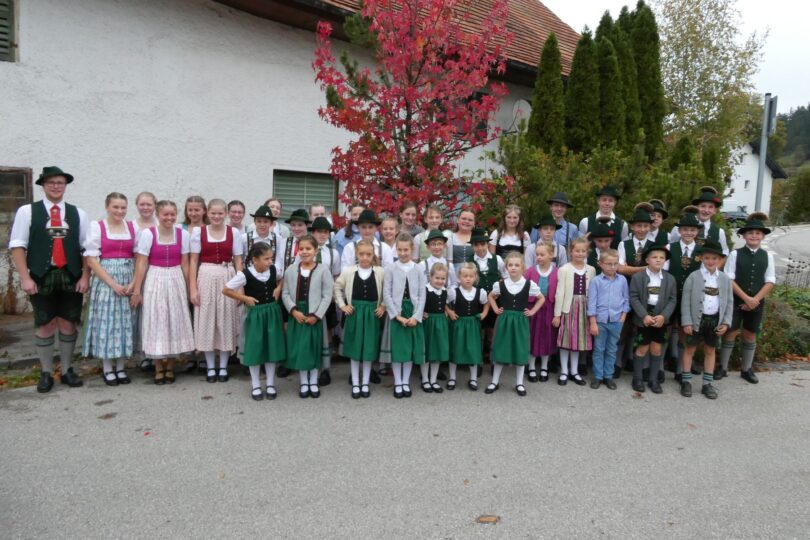 Jugendliche in Tracht beim Jugendhoagart in Bertoldshofen.