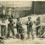 Ansicht von Büchlberg mit Steinhauergruppe (Postkarte/Fotografie um 1910).