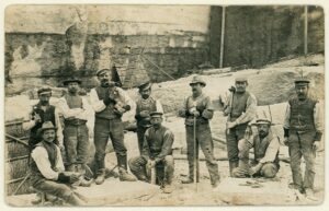 Ansicht von Büchlberg mit Steinhauergruppe (Postkarte/Fotografie um 1910).