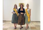 Staatsministerin Michaela Kaniber mit Honigprinzessin Marina Harsch (links) und Honigkönigin Ramona Spitzner (rechts)