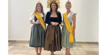 Staatsministerin Michaela Kaniber mit Honigprinzessin Marina Harsch (links) und Honigkönigin Ramona Spitzner (rechts)
