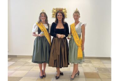 Staatsministerin Michaela Kaniber mit Honigprinzessin Marina Harsch (links) und Honigkönigin Ramona Spitzner (rechts)